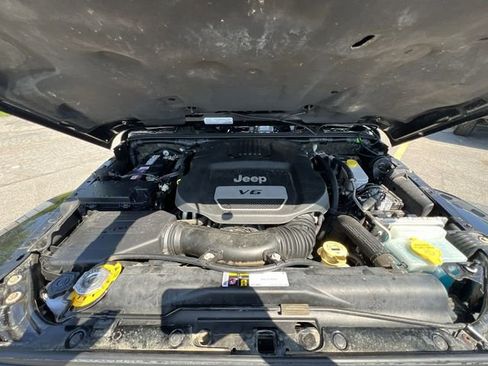 Used 2016 Jeep Wrangler Unlimited Sahara w/ Connectivity Group AWD/4WD image 21