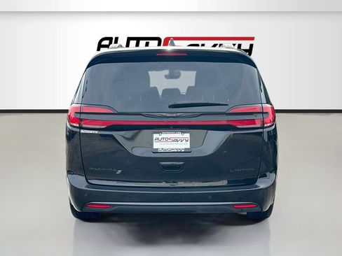 Used 2025 Chrysler Pacifica Limited FWD image 6