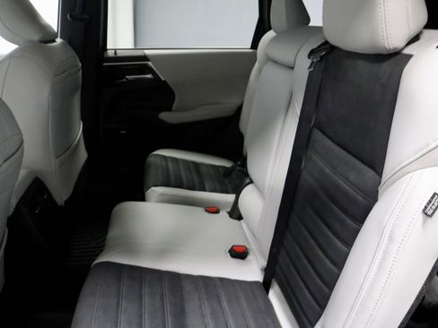 New 2025 Mitsubishi Outlander SE image 18