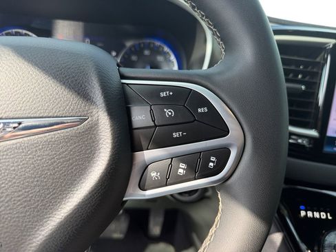 Used 2025 Chrysler Pacifica Select FWD image 12
