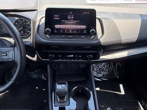 Used 2025 Nissan Rogue SV FWD image 24