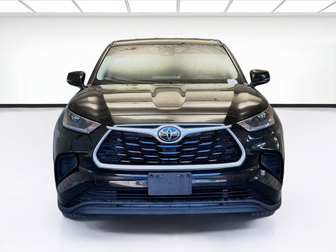 Used 2021 Toyota Highlander L image 2