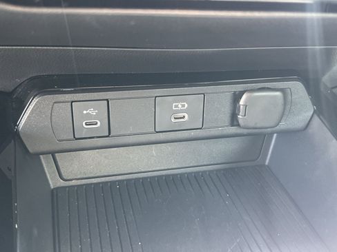 Used 2025 Toyota Prius XLE AWD/4WD image 28