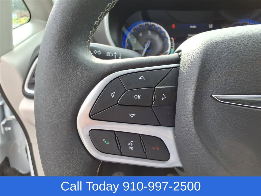 Used 2024 Chrysler Pacifica Touring-L FWD image 20
