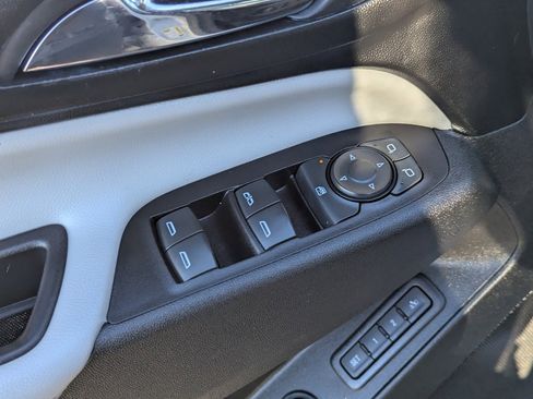 Used 2018 Chevrolet Equinox Premier image 22