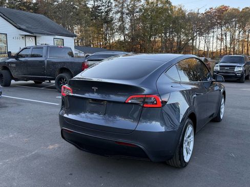 Used 2022 Tesla Model Y Long Range image 8