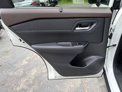 Used 2023 Nissan Rogue SV w/ SV Premium Package AWD/4WD image 16