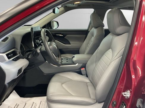 Certified 2024 Toyota Highlander XLE FWD image 9
