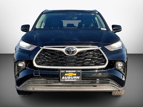 Used 2020 Toyota Highlander XLE image 3