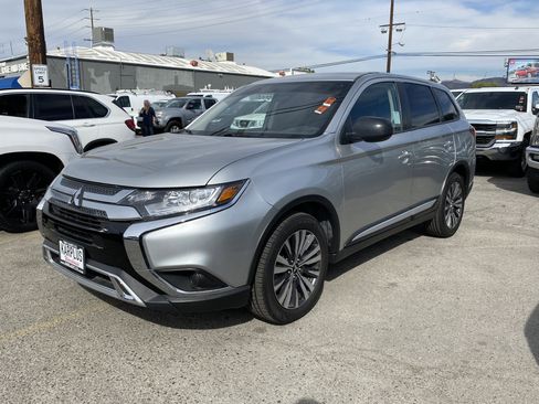 Used 2020 Mitsubishi Outlander ES image 2