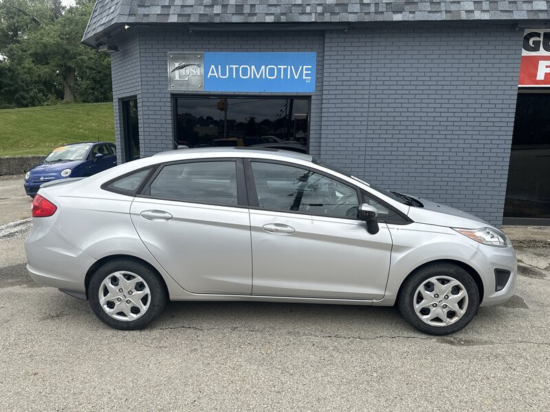 Used 2013 Ford Fiesta SE w/ Super Fuel Economy Pkg FWD image 2