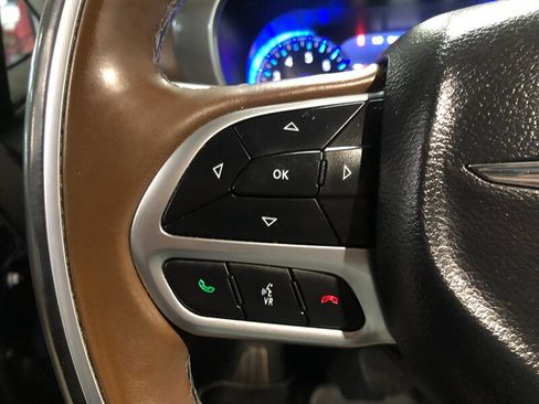 Used 2018 Chrysler Pacifica Limited w/ Tire & Wheel Group FWD image 11