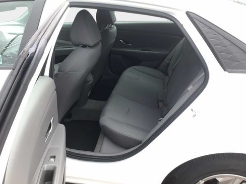 Used 2024 Hyundai Elantra SE FWD image 8