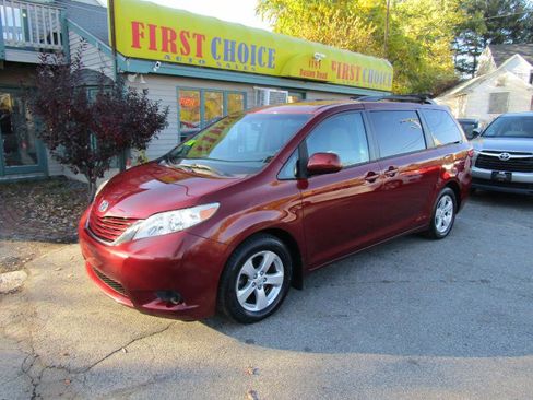 Used 2017 Toyota Sienna LE image 2