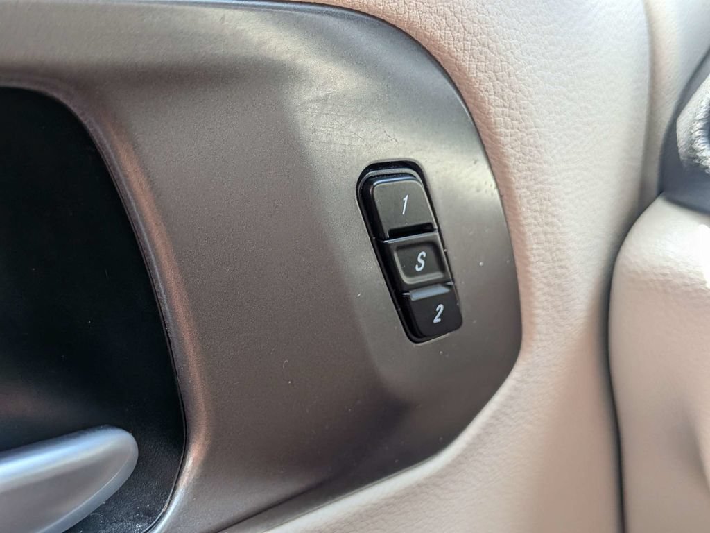 Used 2024 Chrysler Pacifica Touring-L FWD image 30