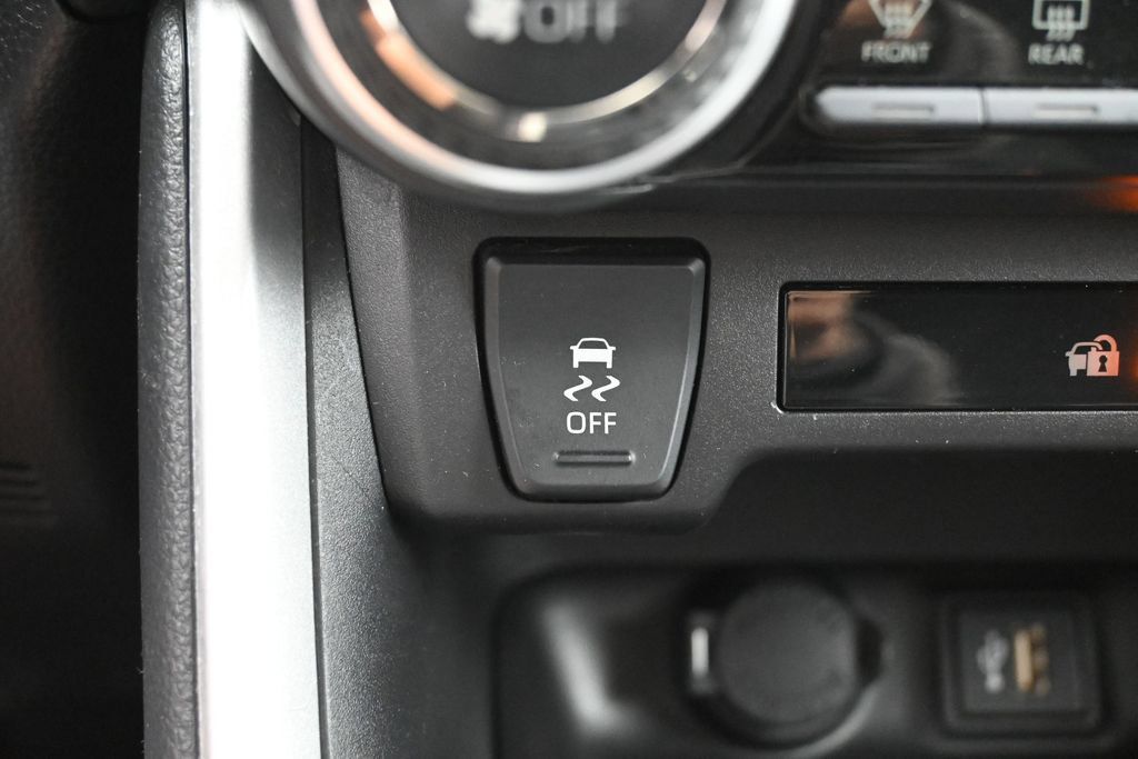 Used 2025 Toyota RAV4 LE AWD/4WD image 22