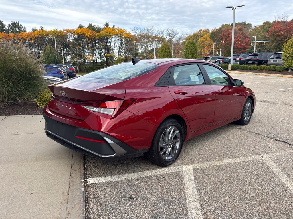 Used 2024 Hyundai Elantra SEL FWD image 2