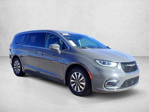 Used 2022 Chrysler Pacifica Touring-L image 6