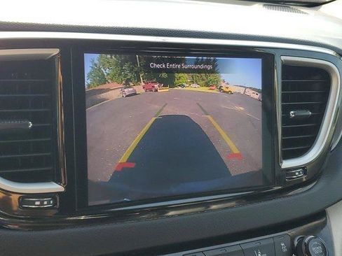 Used 2023 Chrysler Pacifica Touring-L FWD image 25