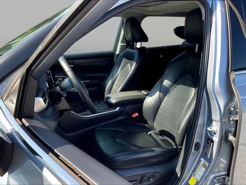 Used 2022 Toyota Highlander XLE FWD image 8