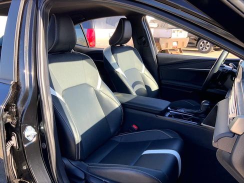 Used 2025 Toyota Camry SE image 9