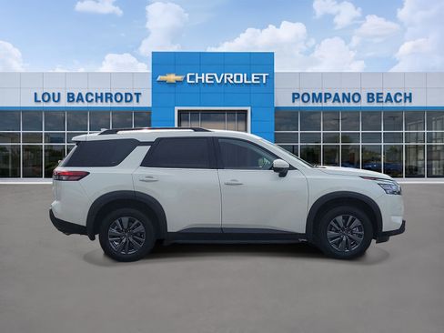 Used 2024 Nissan Pathfinder SV FWD image 2