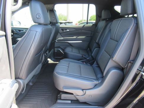 Used 2025 Chevrolet Traverse High Country FWD image 34