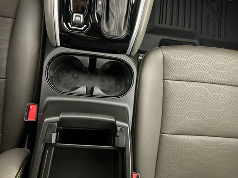 Used 2025 Chevrolet Colorado ZR2 w/ Technology Package AWD/4WD image 16