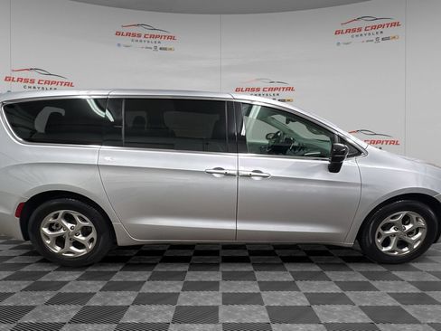 Used 2024 Chrysler Pacifica Limited FWD image 8