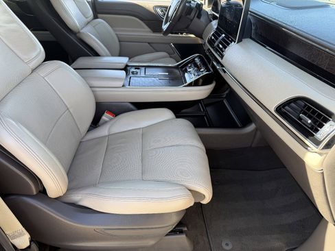 Used 2023 Lincoln Navigator Reserve image 12