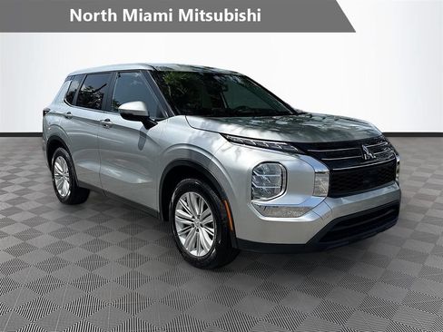 Used 2024 Mitsubishi Outlander ES FWD image 1