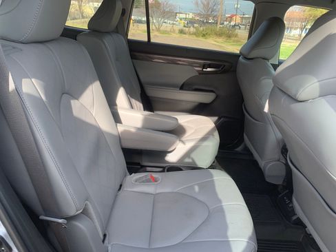 Used 2024 Toyota Highlander Platinum image 32