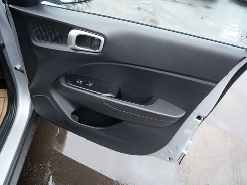 Used 2020 Hyundai Venue SE image 31