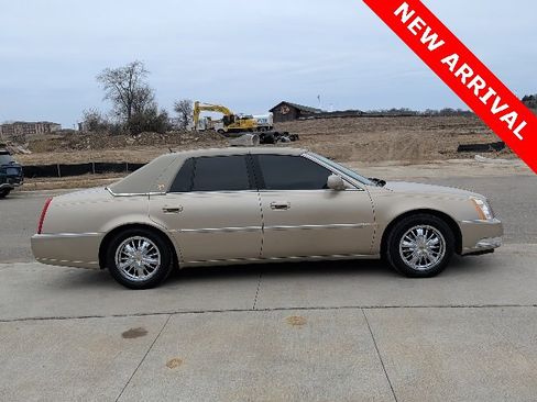 Used 2006 Cadillac DTS Base w/ Trunk Convenience Package image 2