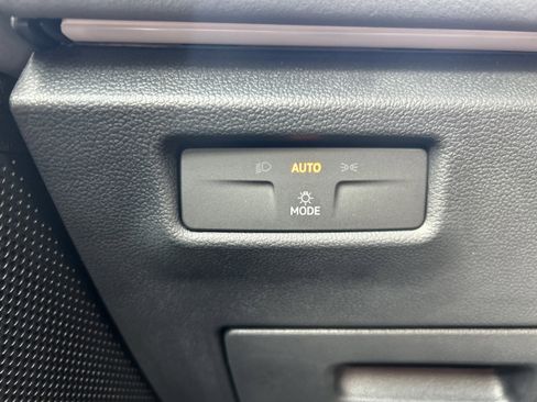 New 2025 Volkswagen Tiguan SE image 12