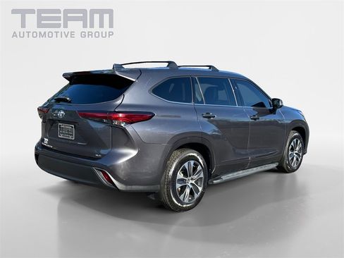 Used 2021 Toyota Highlander XLE image 7