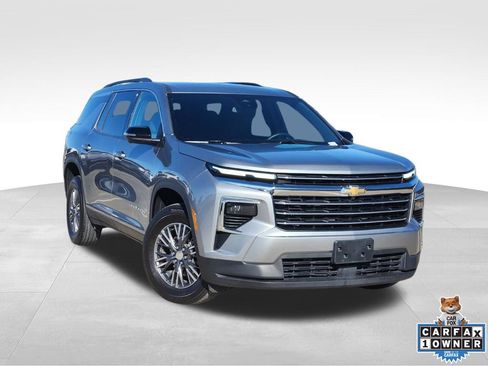 Used 2024 Chevrolet Traverse LT image 1