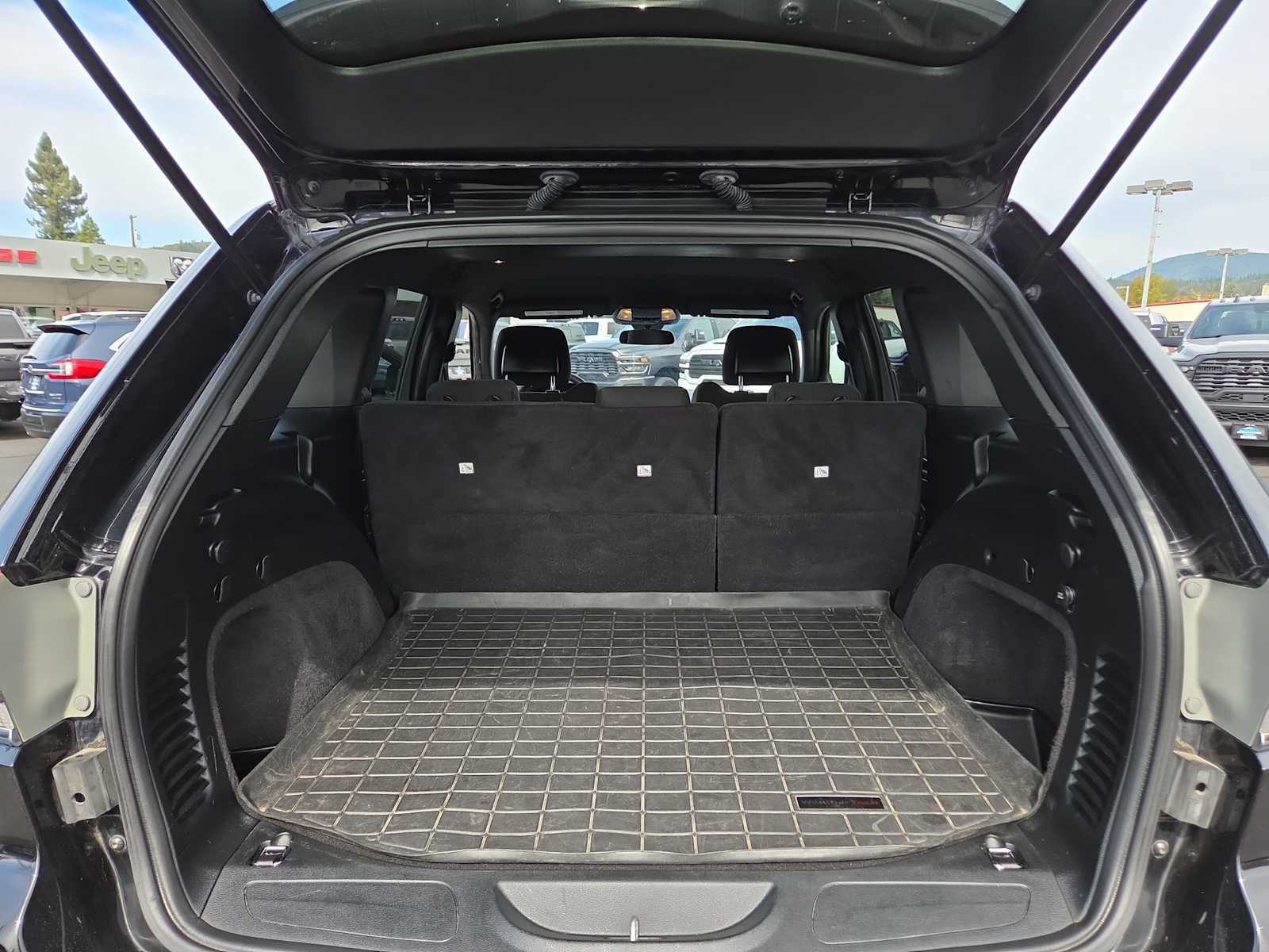 Used 2018 Jeep Grand Cherokee Laredo AWD/4WD image 27