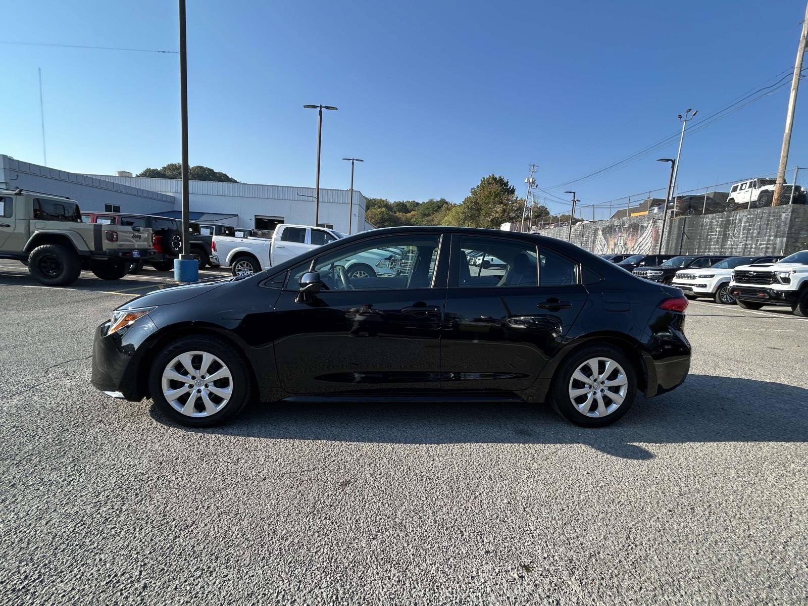 Used 2024 Toyota Corolla LE FWD image 4