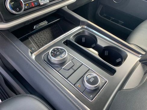 Certified 2024 Ford Expedition XLT image 21