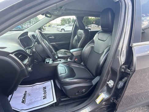 Used 2019 Jeep Cherokee Latitude Plus w/ Comfort/Convenience Group AWD/4WD image 18