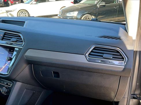 Used 2021 Volkswagen Tiguan SE image 16