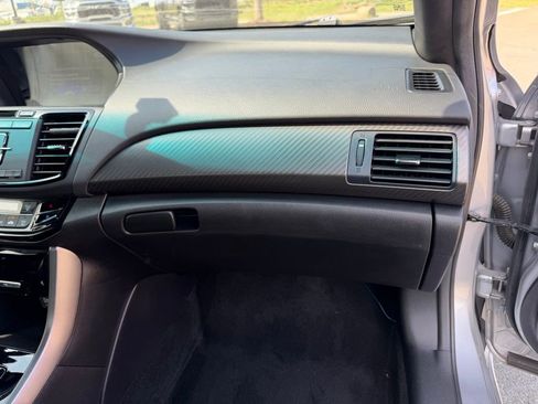 Used 2017 Honda Accord Sport image 31