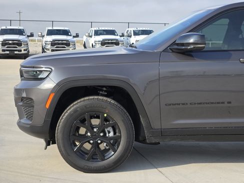 New 2025 Jeep Grand Cherokee 4WD image 5