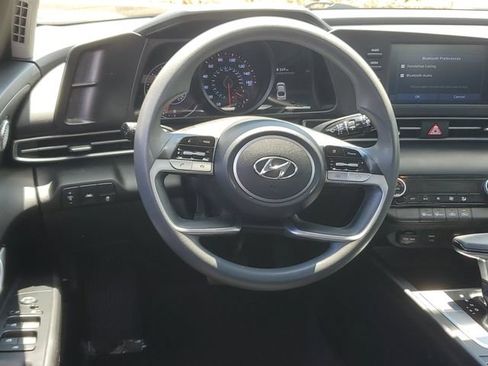 Used 2022 Hyundai Elantra SEL w/ Preferred Accessory Package FWD image 11