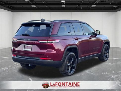 Used 2023 Jeep Grand Cherokee Altitude AWD/4WD image 5