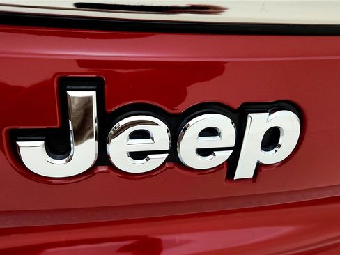 Used 2023 Jeep Compass Sport image 14