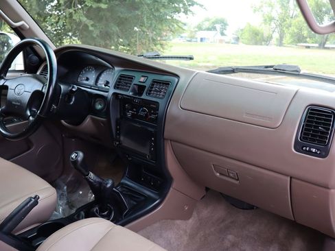 Used 2000 Toyota 4Runner SR5 image 17