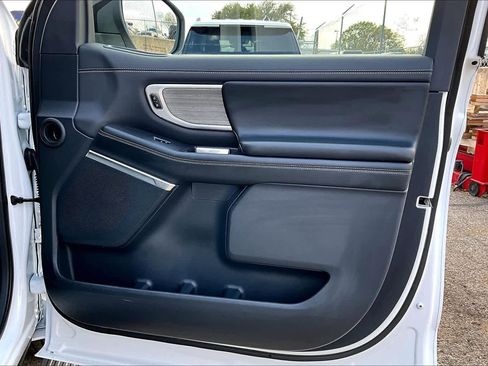 Used 2025 Ford Expedition Platinum image 23