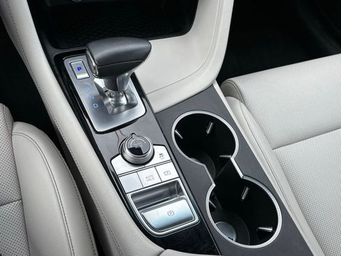 Used 2025 Genesis G70 2.5T image 12